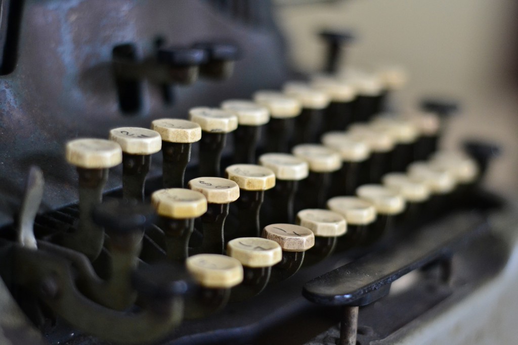 typewriter-863635_1920